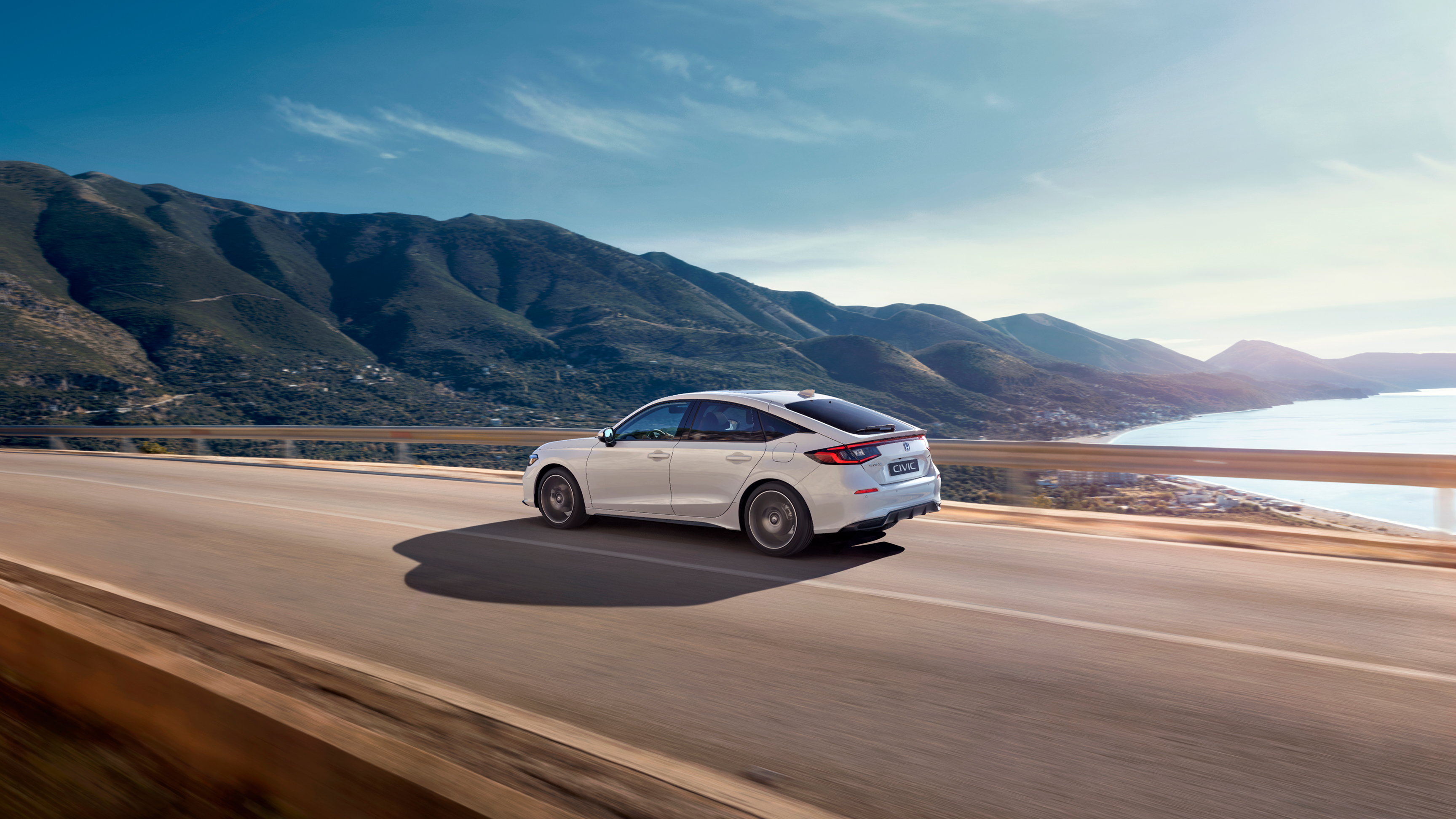 Honda Civic Hybrid rijdend op een snelweg, op een filmische route.